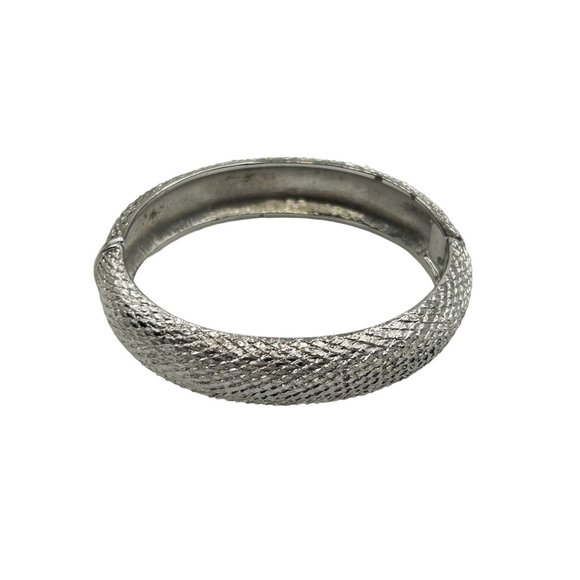 Vintage MONET Signed Hinged Bangle Bracelet Silver Tone Fish Scales Pattern - Picture 1 of 9